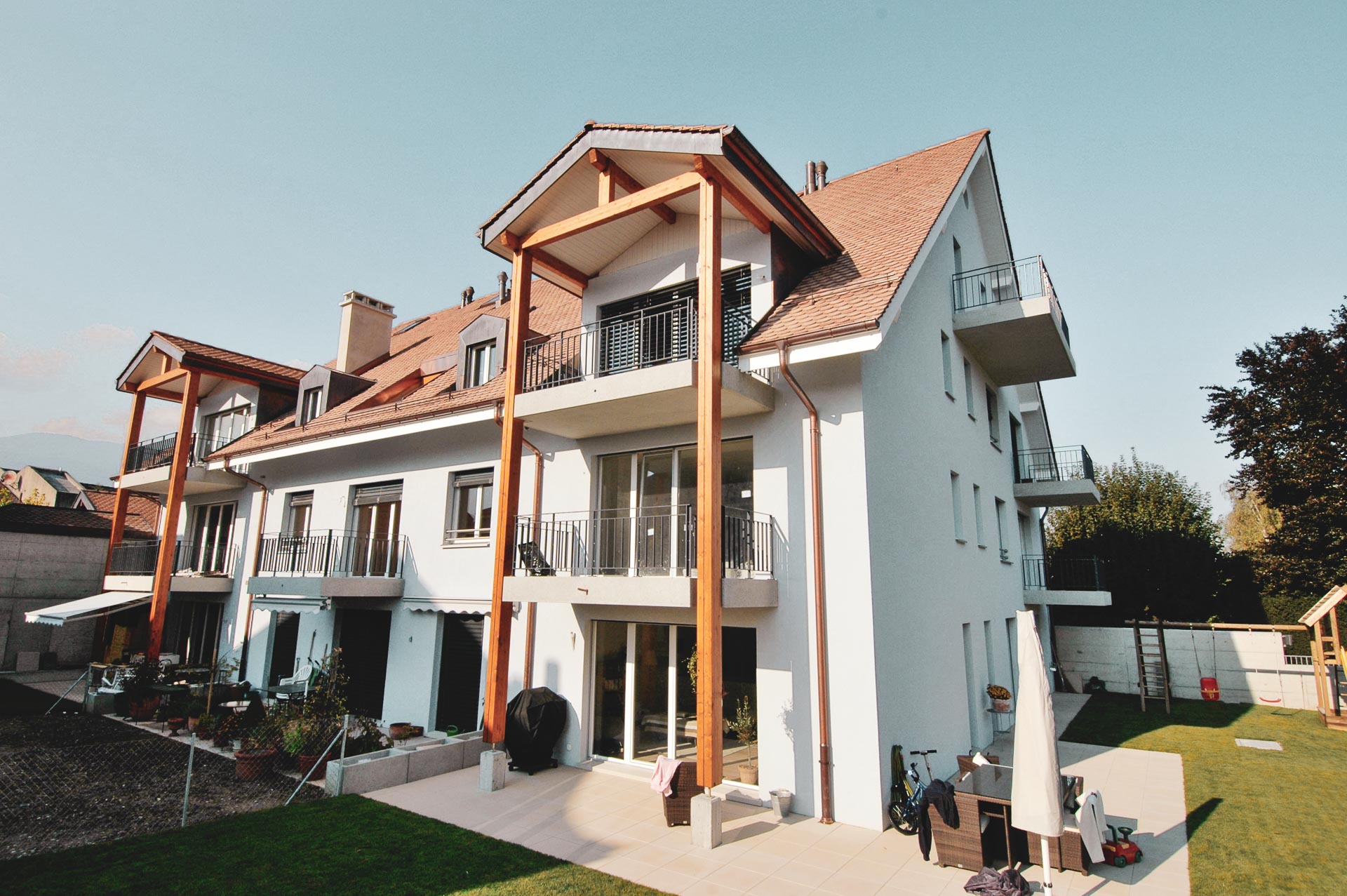 Vue de face de la réalisation Le Clos du Manoir à Crassier par DNK, promoteurs développeurs immobiliers